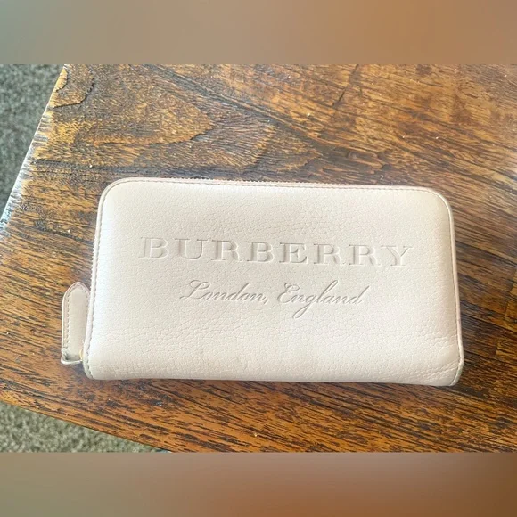 Authentic BURBERRY Grainy Calfskin Logo Embossed Zip Wallet - Picture 8 of 10